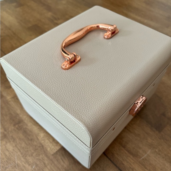 Caboodle Rose Gold Train Case barely used! - Picture 2 of 9